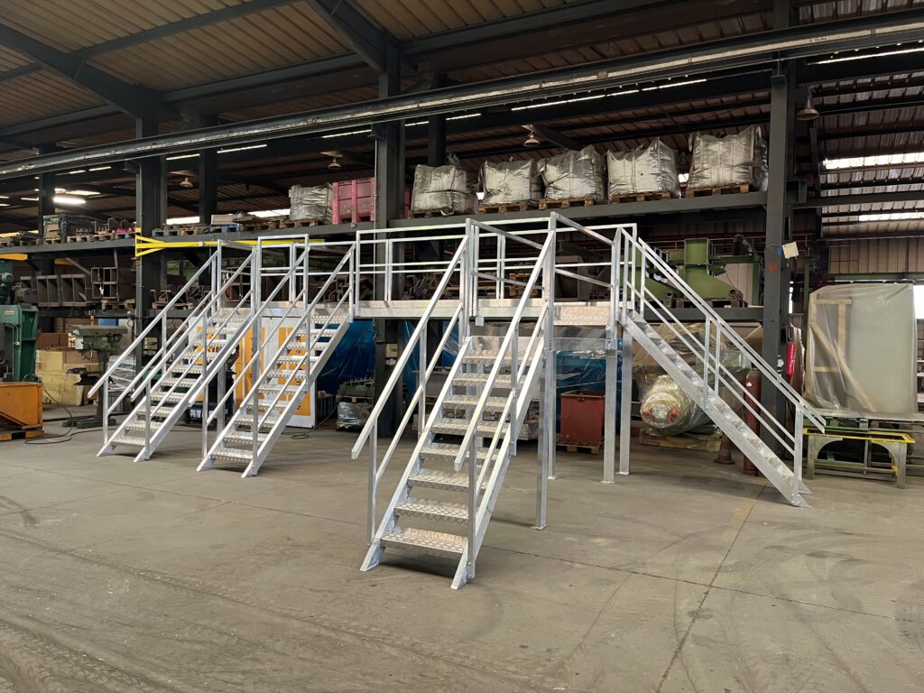 Passerelle industrielle avec escaliers pour maintenance et accès aux machines