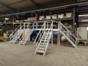 Passerelle industrielle avec escaliers pour maintenance et accès aux machines