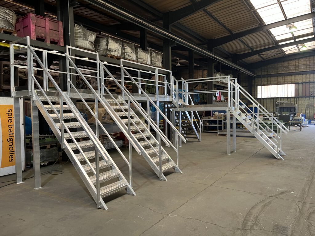 Structure aluminium avec escalier et plateforme pour accès aux équipements industriels