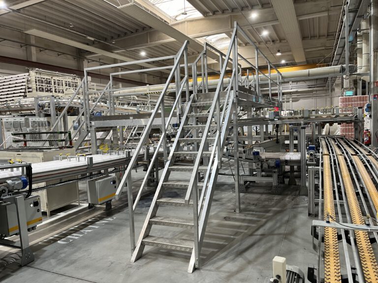 Passerelle aluminium industrielle installée au-dessus d’une ligne de production