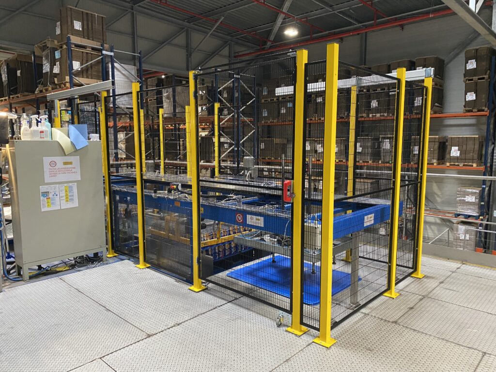 Installation de cloisons grillagées pour sécuriser une ligne automatisée en entrepôt logistique