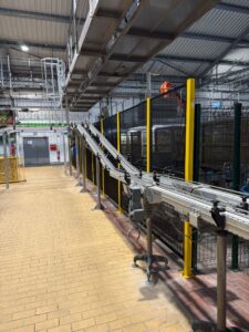 Cloisons grillagées installées pour sécuriser une ligne de production agroalimentaire avec convoyeurs industriels