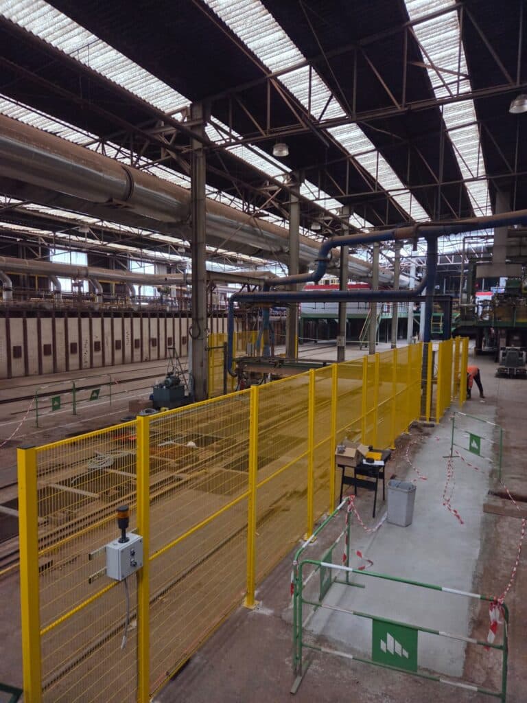 Installation de cloisons grillagées pour sécuriser une ligne de production industrielle