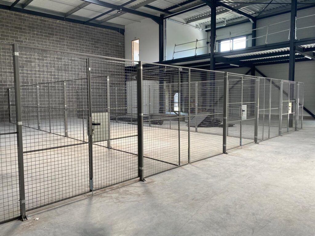 Installation de cloisons grillagées pour structurer des espaces de stockage dans un bâtiment industriel agroalimentaire