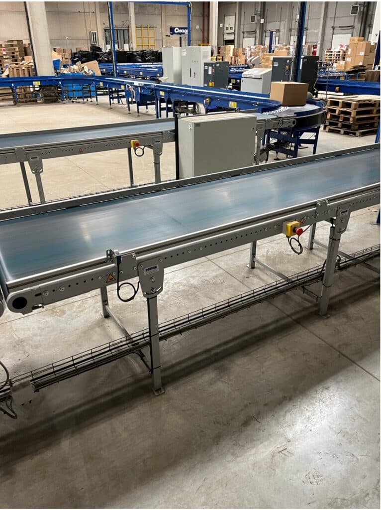 Convoyeur logistique installé pour transport de colis en entrepôt