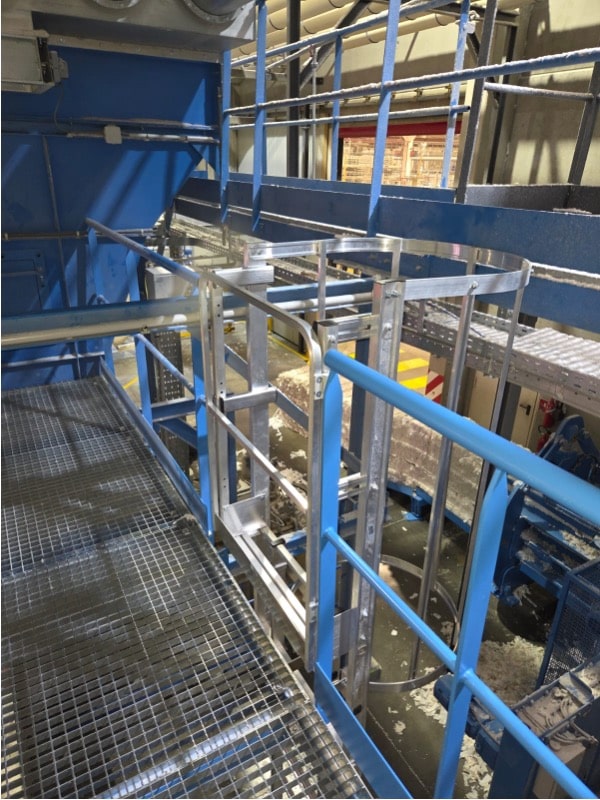 Plateforme métallique avec garde-corps pour maintenance industrielle