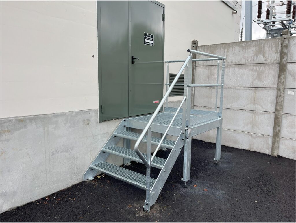 Passerelle métallique industrielle installée pour accès technique