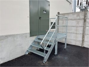 Passerelle métallique industrielle installée pour accès technique