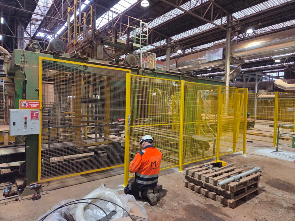 Intervention de techniciens pour la pose de cloisons grillagées industrielles