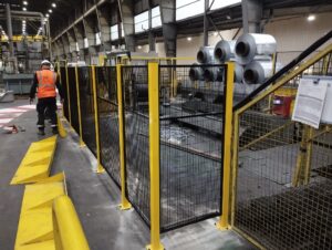 Détail d’une zone machine sécurisée par cloison grillagée industrielle