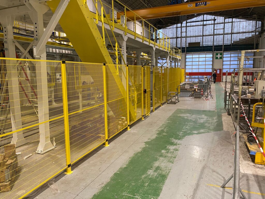 Installation de cloisons grillagées pour délimitation et sécurisation de zones techniques en environnement ferroviaire