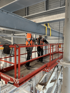 Installation d’une charpente métallique industrielle avec monorail de manutention