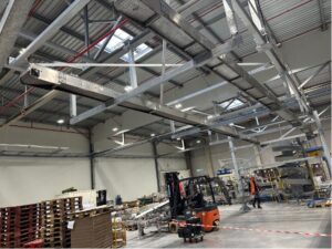 Installation de convoyeurs aériens sur une ligne de production agroalimentaire