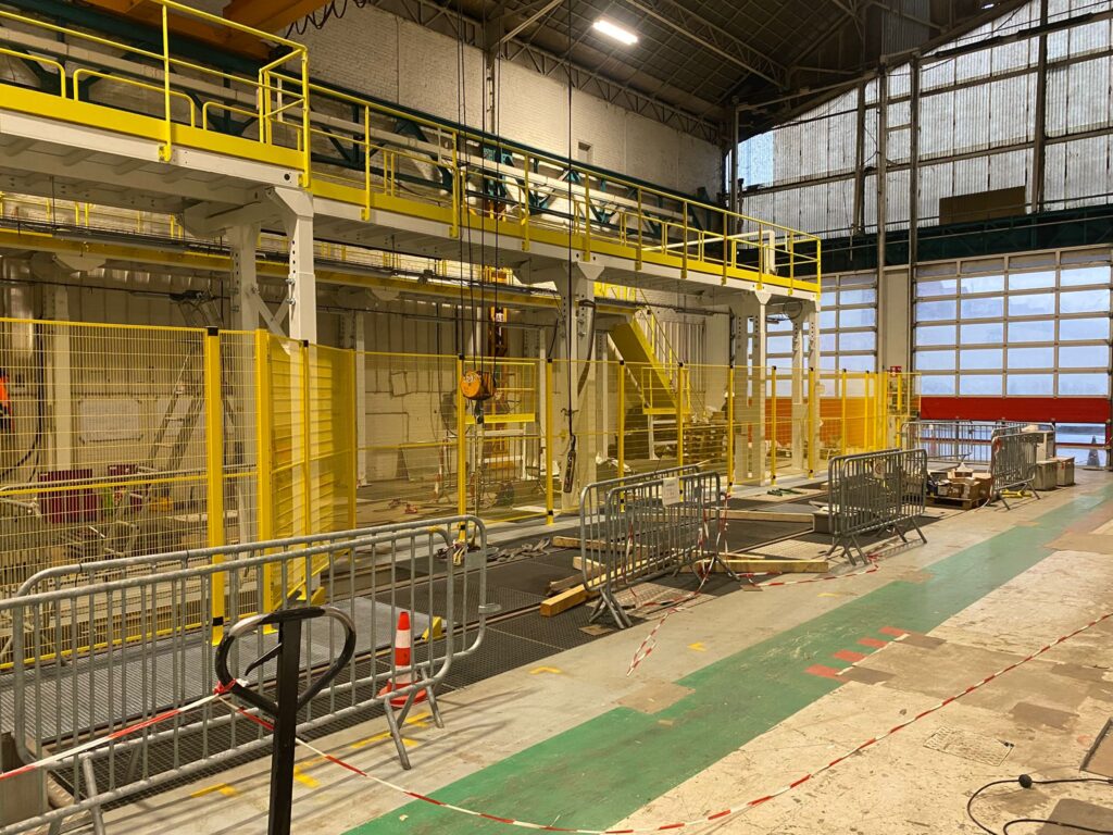 Porte grillagée industrielle pour contrôle d’accès en zone de maintenance