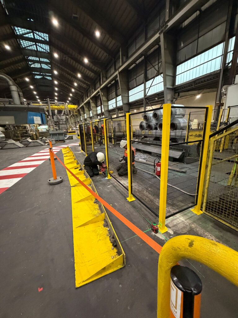 Intervention MONTATECH pour la pose de cloisons grillagées sur une ligne de production