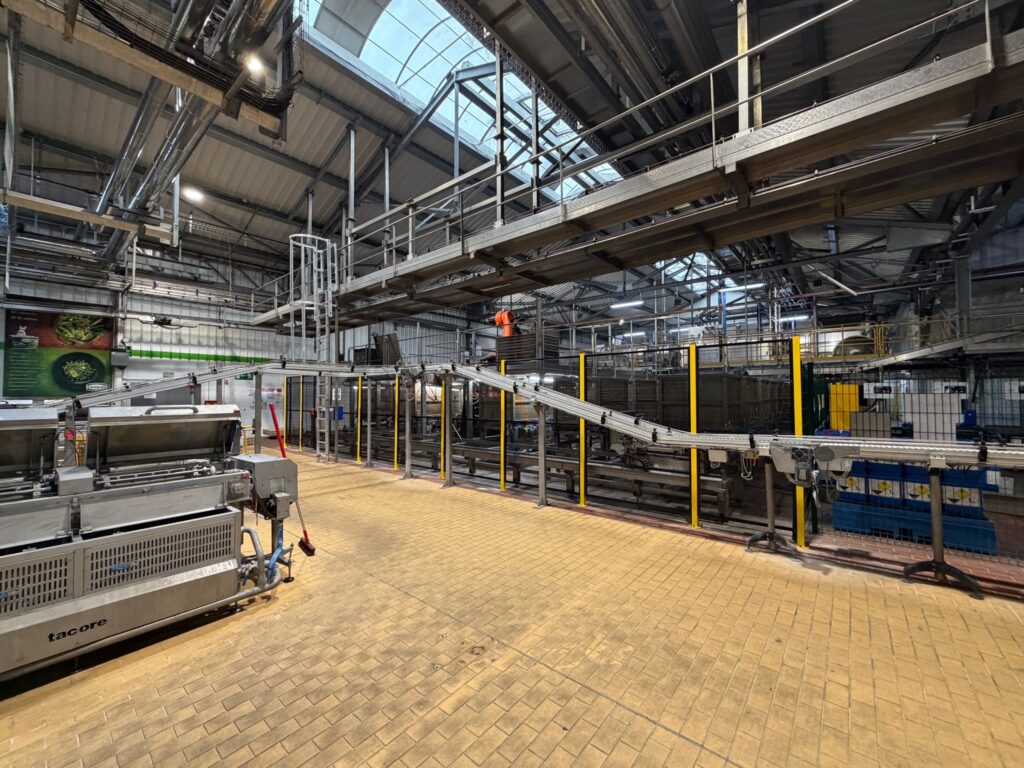 Installation de protections grillagées autour d’équipements industriels dans une usine agroalimentaire