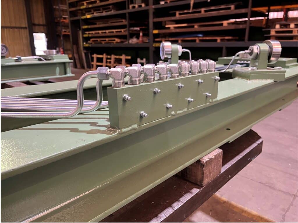 Bloc de distribution et tuyauteries rigides d’un système de graissage centralisé industriel