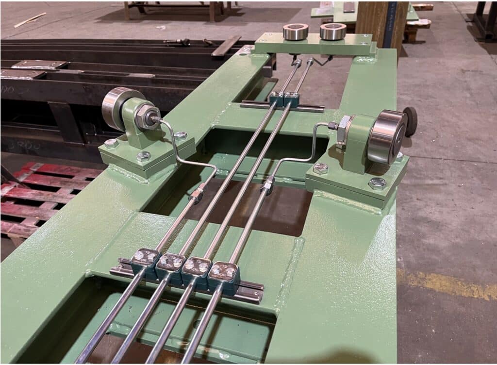 Installation de tuyauterie de graissage industriel sur structure mécanique de machine