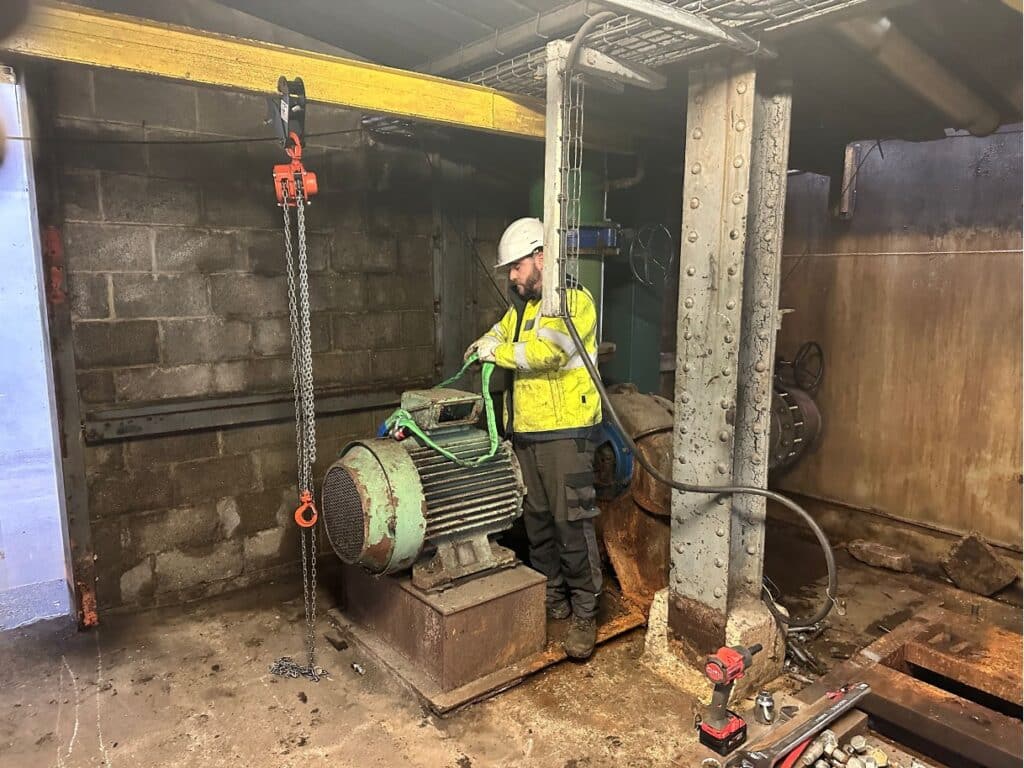 Remplacement d’un moteur industriel lors d’une intervention de maintenance